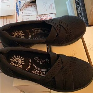 SoLite by Easy Street Sheer Black 8W